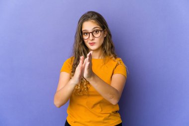 Beyaz tenli hoş bir kadın enerjik ve rahat hissediyor, ellerini ovuşturuyor..