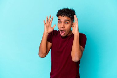 Genç Afro-Amerikan kıvırcık adamı mavi üzerine izole edilmiş bir fikir, ilham konsepti.