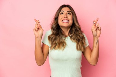 Genç beyaz kadın şans dilemek için parmaklarını çaprazladı.