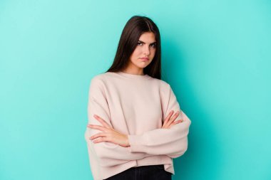 Mavi arka planda soyutlanmış, sıkılmış, yorgun ve dinlenmeye ihtiyacı olan beyaz bir kadın..