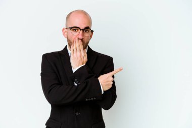 Kafkasyalı genç bir adam mavi arka planda izole edilmiş.