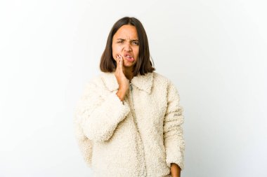 Genç melez kadın güçlü bir diş ağrısı, azıdişi ağrısı var..