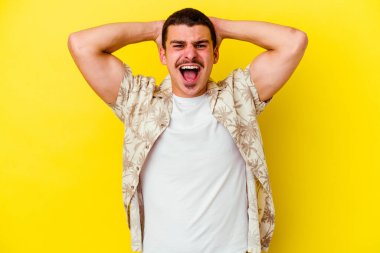 Sarı arka planda izole edilmiş beyaz bir adam öfkeyle bağırıyor..