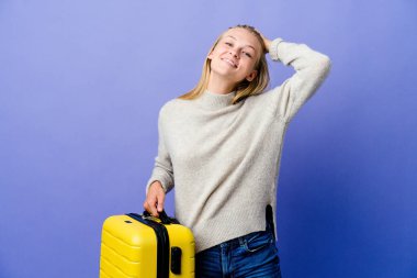 Yolculuk için bavul tutan genç Rus kadın neşeyle el ele tutuşarak gülüyor. Mutluluk kavramı.