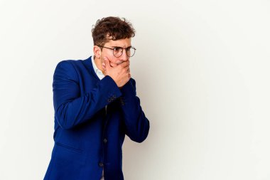 Beyaz arka planda izole edilmiş beyaz iş adamı işaret parmağıyla fotokopi alanını işaret ederek şok oldu..