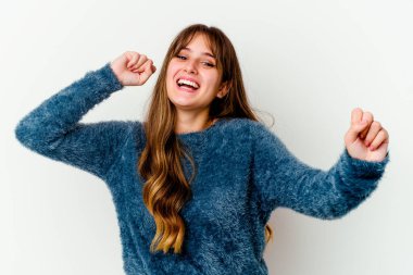 Beyaz arka planda izole edilmiş beyaz tenli hoş bir kadın dans ediyor ve eğleniyor..