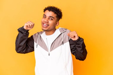 Genç Afro-Amerikalı kıvırcık adam mor dans edip eğleniyor..