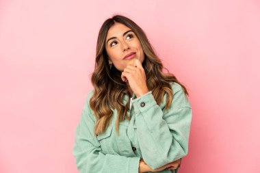 Kafkasyalı genç bir kadın izole edilmiş, rahat bir şekilde fotokopi odasına bakan bir şey düşünüyor..