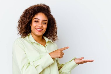 Beyaz arka planda izole edilmiş genç Afrikalı Amerikalı bir kadın..