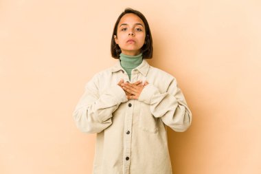 Genç İspanyol kadın yalnız başına yemin ediyor, elini göğsüne koyuyor..