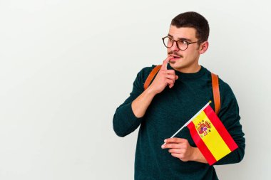 Beyaz arka planda ingilizce okuyan beyaz bir adam rahat bir şekilde fotokopi odasına bakan bir şey düşünüyor..