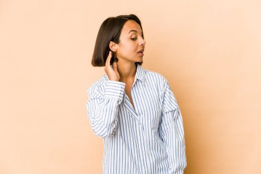 Genç İspanyol kadın bir dedikoduyu dinlemeye çalışıyor..