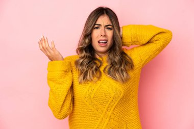 Kafkasyalı genç kadın öfkeyle bağırıyor..