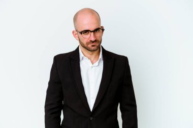 Genç, beyaz, kel bir adam mavi arka planda izole edilmiş üzgün, ciddi bir yüz, mutsuz ve hoşnutsuz.