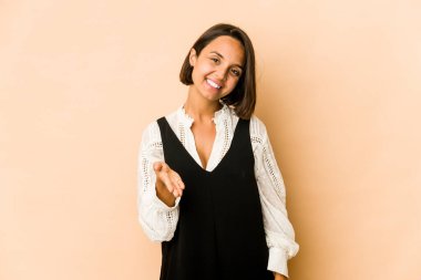 Genç İspanyol kadın kameraya elini uzatarak selam veriyor..