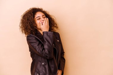 Genç Afro-Amerikan kadını bej arka planda izole edilmiş gülerek, kaygısız, doğal duygularla..