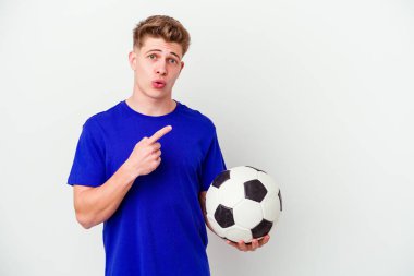 Arka planda izole bir şekilde futbol oynayan beyaz bir adam...