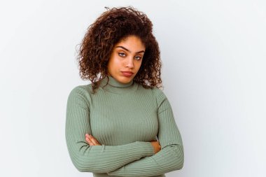 Beyaz arka planda izole edilmiş, sıkılmış, yorgun ve dinlenmeye ihtiyacı olan genç bir Afrikalı Amerikalı kadın..