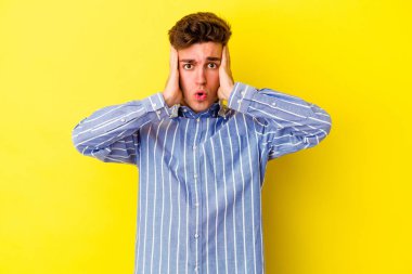 Sarı arka planda izole genç beyaz adam şok oldu, o önemli bir toplantı hatırladı.