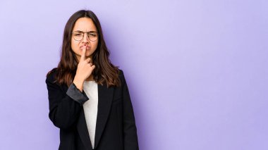 Genç, melez, Latin kökenli bir kadın. Düşünmeyi ve bakmayı, düşünmeyi, düşünmeyi, fantezi kurmayı....