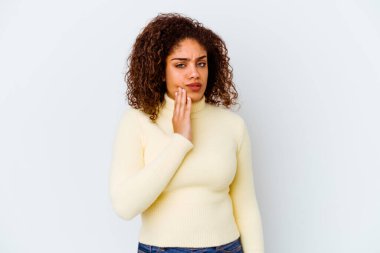 Beyaz arka planda izole edilmiş genç Afrikalı Amerikalı kadın güçlü bir diş ağrısı ve azı dişi ağrısı var..