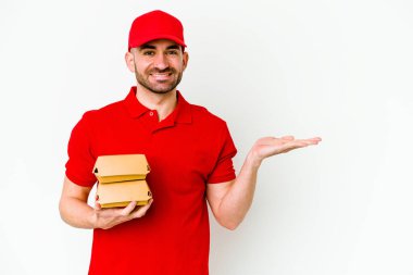 Beyaz arka planda izole edilmiş beyaz tenli teslimatçı bir avuç içinde fotokopi alanı ve belinde bir el daha gösteriyor..