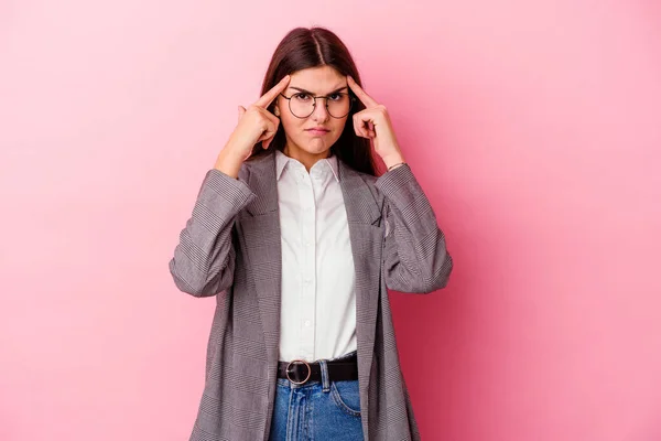 Ung Kaukasisk Affärskvinna Isolerad Rosa Bakgrund Fokuserad Uppgift Hålla Pekfingrar — Stockfoto