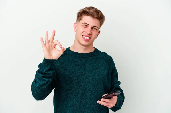 Jovem Homem Loiro Caucasiano Usando Telefone Isolado Fundo Branco Alegre — Fotografia de Stock