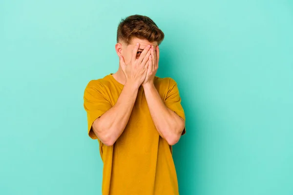 Young Caucasian Man Isolated Blue Background Blink Fingers Frightened Nervous — Stock Photo, Image