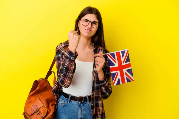 Jonge Vrouw Studeren Engels Geïsoleerd Roze Achtergrond Tonen Vuist Naar — Stockfoto