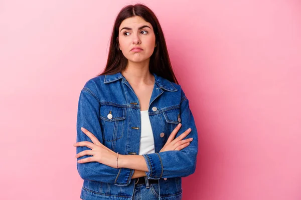 Junge Kaukasische Frau Isoliert Auf Rosa Hintergrund Müde Von Einer — Stockfoto