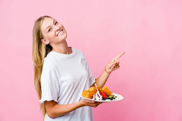 Junge Russin Isst Vereinzelt Aufgeregt Eine Waffel Und Zeigt Mit — Stockfoto