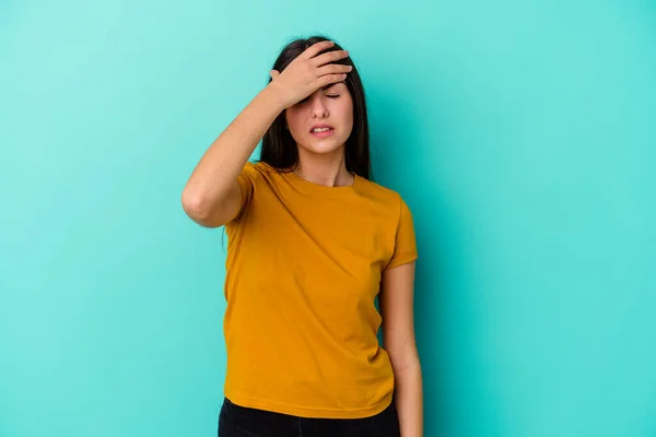 Giovane Donna Caucasica Isolata Sfondo Blu Toccare Tempie Avere Mal — Foto Stock