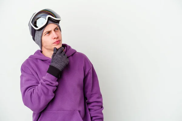 Νεαρός Άνδρας Κρατώντας Μια Snowboard Απομονωμένη Λευκό Φόντο Κοιτάζοντας Πλάγια — Φωτογραφία Αρχείου