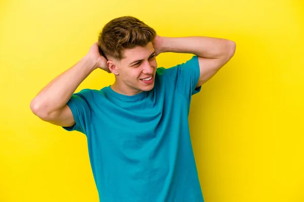 Jonge Blanke Man Geïsoleerd Gele Achtergrond Gevoel Vertrouwen Met Handen — Stockfoto