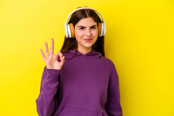 Jovem Caucasiana Ouvindo Música Com Fones Ouvido Isolados Fundo Rosa — Fotografia de Stock