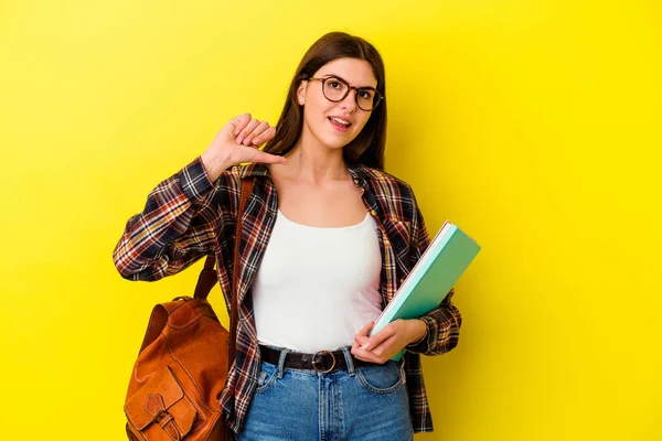 Mladá Studentka Izolovaná Žlutém Pozadí Cítí Hrdost Sebevědomí Příklad Následovat — Stock fotografie