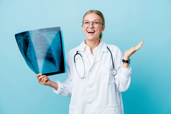 年轻的俄罗斯医生女人拿着骨头扫描蓝色快乐地笑了很多 幸福的概念 — 图库照片