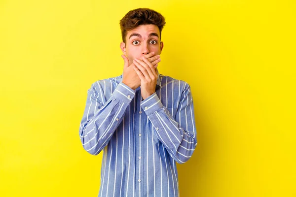 Junger Kaukasischer Mann Isoliert Auf Gelbem Hintergrund Schockiert Mund Mit — Stockfoto