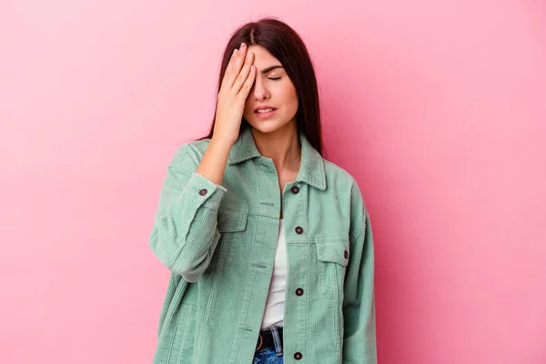 Giovane Donna Caucasica Isolata Sfondo Rosa Con Mal Testa Toccando — Foto Stock