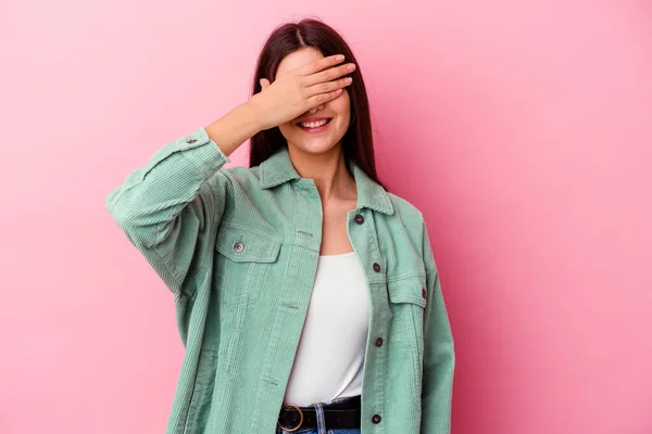 Pembe Arka Planda Soyutlanmış Beyaz Bir Kadın Elleriyle Gözlerini Kapatıyor — Stok fotoğraf