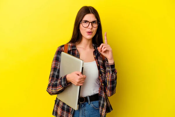 Mladá Běloška Studentka Drží Notebook Izolovaný Růžovém Pozadí Nějakým Skvělým — Stock fotografie