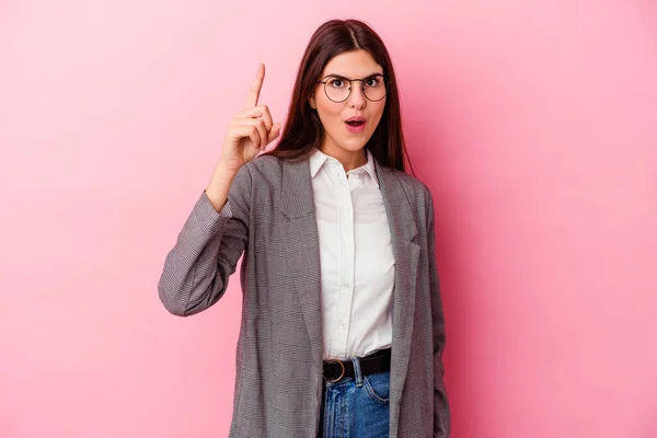 Joven Mujer Negocios Caucásica Aislada Sobre Fondo Rosa Que Tiene — Foto de Stock