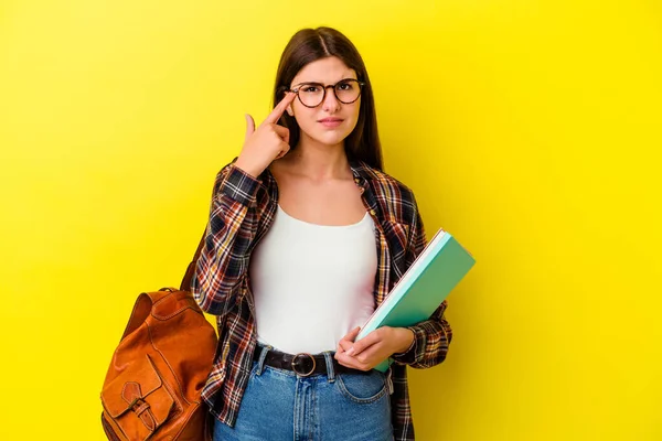 Mladá Studentka Izolované Žlutém Pozadí Ukazuje Zklamání Gesto Ukazováčkem — Stock fotografie