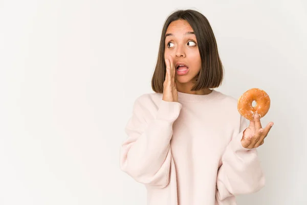 Ung Latinamerikansk Kvinna Äter Munk Säger Hemlig Het Bromsnyhet Och — Stockfoto