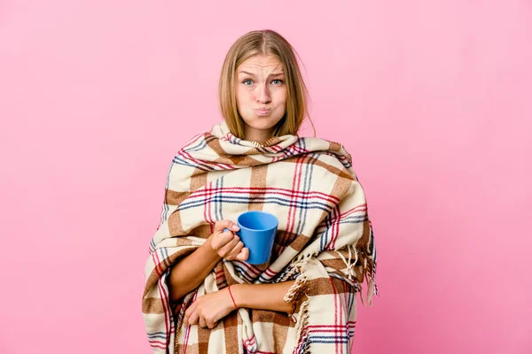 Młoda Rosjanka Owinięta Koc Pijąca Kawę Ciosy Policzki Zmęczoną Ekspresję — Zdjęcie stockowe