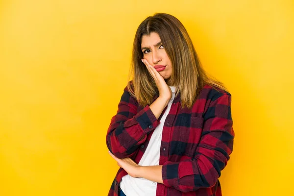 Jovem Índia Isolada Fundo Amarelo Contemplando Planejando Uma Estratégia Pensando — Fotografia de Stock