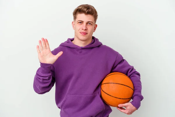 Junger Kaukasischer Mann Spielt Basketball Isoliert Hintergrund Lächelnd Fröhlich Zeigt — Stockfoto