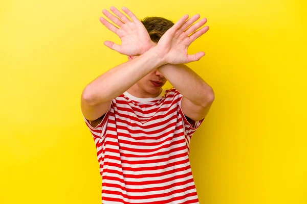 Joven Hombre Caucásico Aislado Sobre Fondo Amarillo Manteniendo Dos Brazos — Foto de Stock