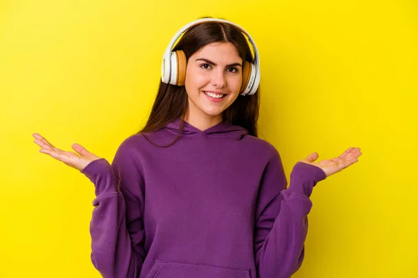 Young Caucasian Woman Listening Music Headphones Isolated Pink Background Makes — Stock Photo, Image